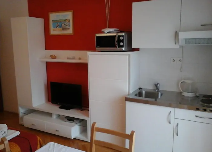 Apartments And Rooms Dobrila
