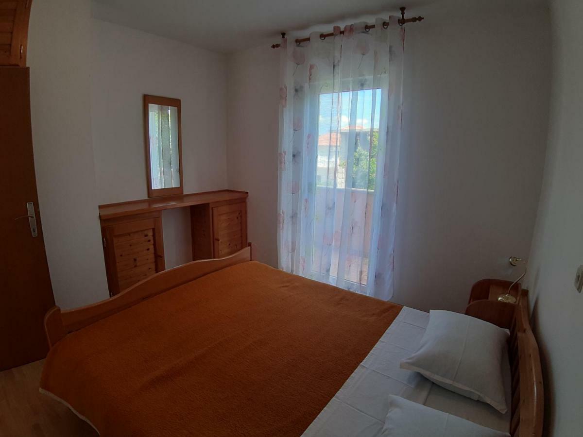 And Dobrila Jelsa (Hvar)