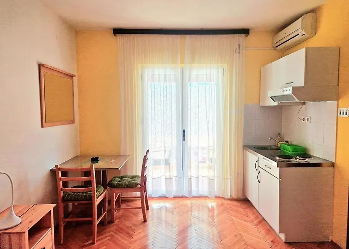 Apartments And Rooms Dobrila
