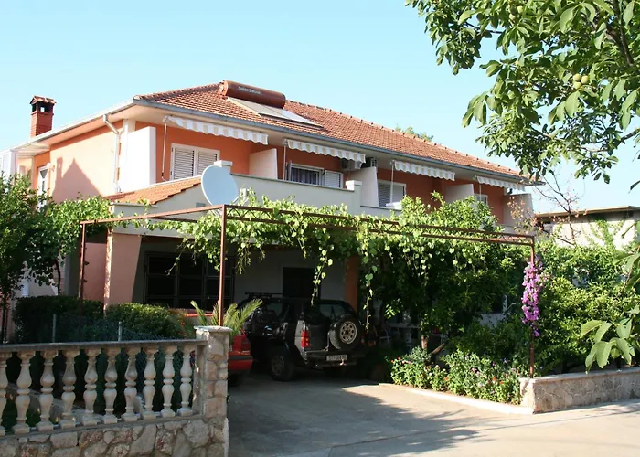Apartments And Rooms Dobrila